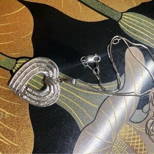 10k White Gold and Diamonds Heart Pendant Necklace